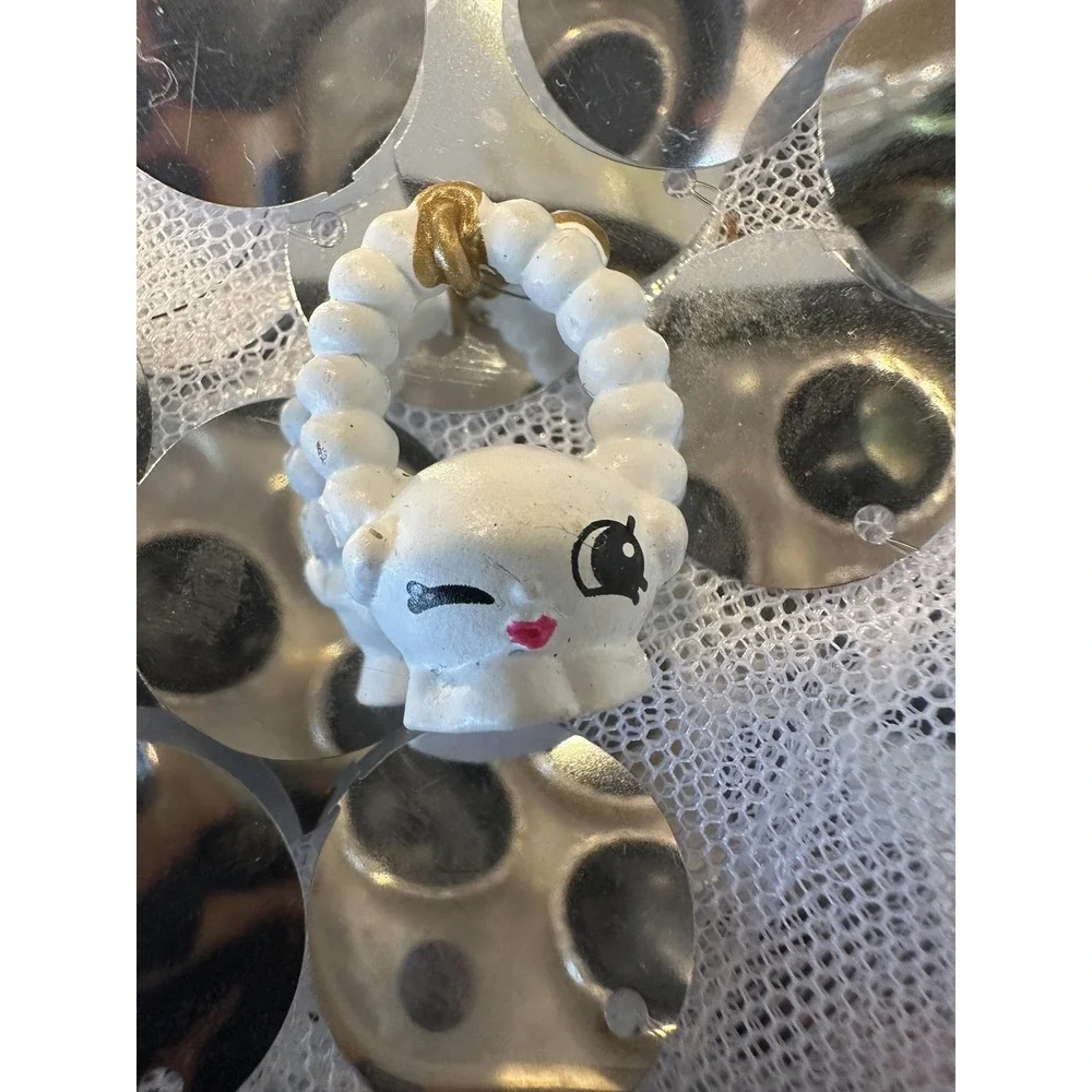 VTG Shopkins Season 4 #034 Jules Pearl Necklace White Mini Moose Toys Winking‎